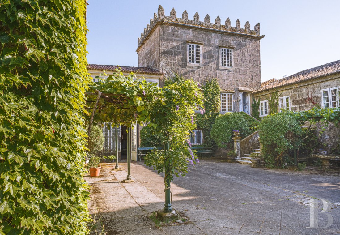  In Pontevedra,<br/>a 17th-century stately palace with Galician roots and a garden of around 1.4 hectares.